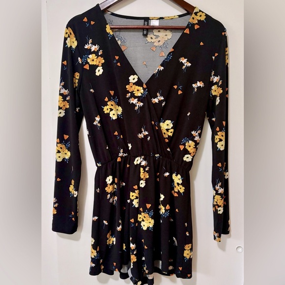 Divided| H&M| Black Jersey Knit Shorts Romper w/Yellow Floral Pattern Sz 8 - Picture 1 of 5